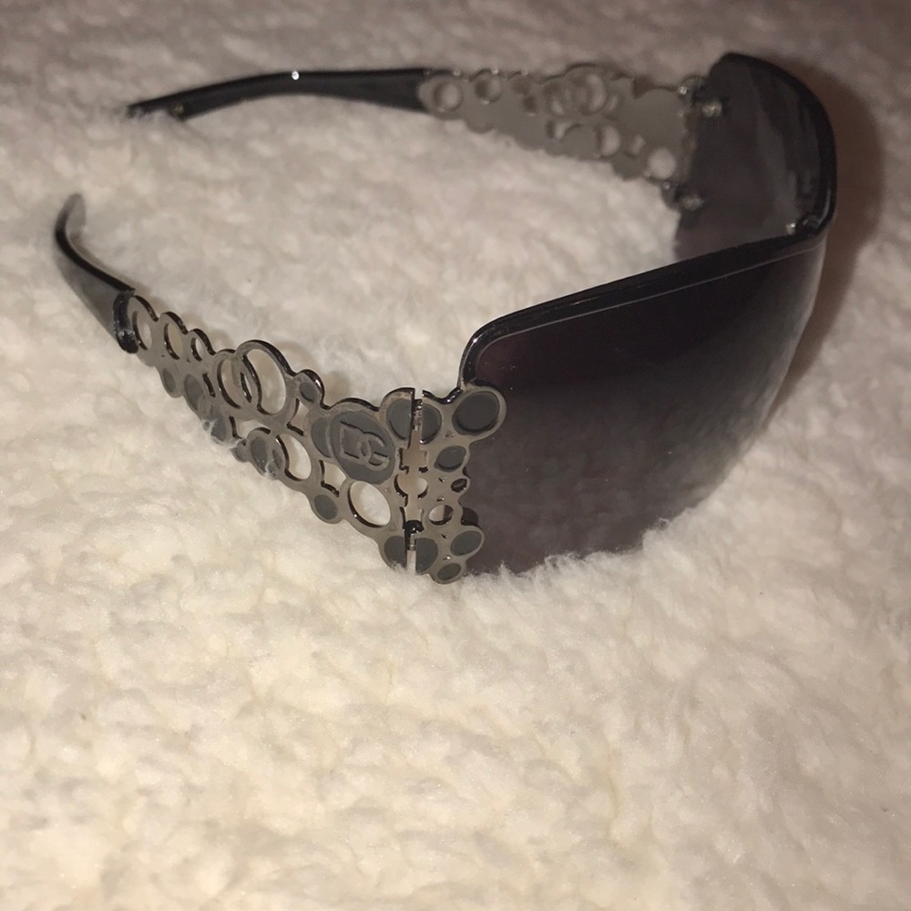 👓 - Picture 2 of 3
